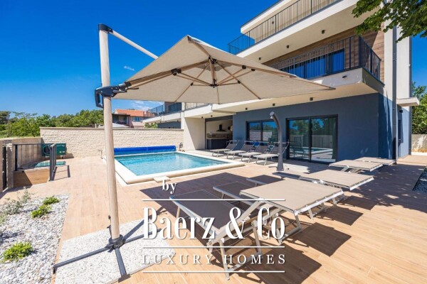 photo 8 Istria, Banjole, semi-detached villa first row to the sea 244 m2 with a view of the Marina