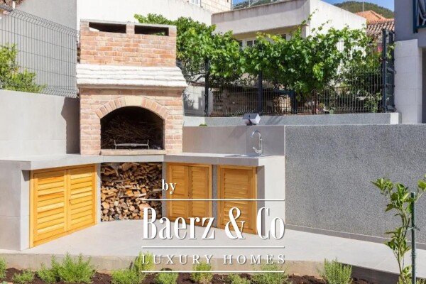 photo 18 Vis, Komiža, newly built house in the center of town