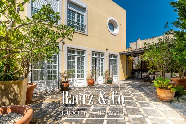 photo 1 5 bedroom villa with swimming pool in the historic area of Parede