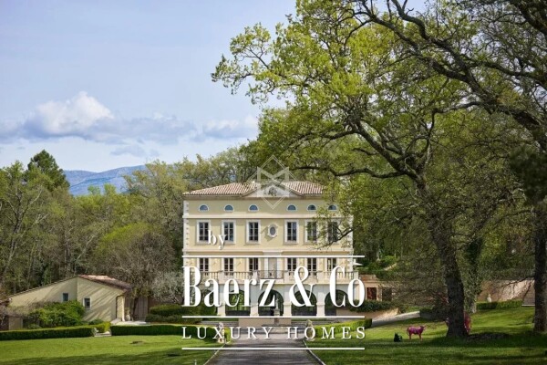 photo 2 Elegant private mansion in the heart of a vast estate