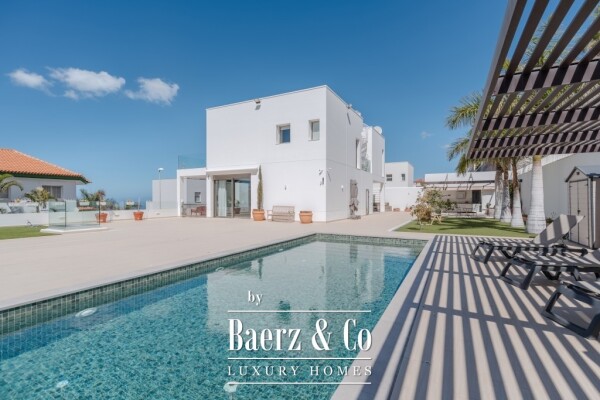 photo 1 VERY SPACIOUS 5 BEDROOM VILLA IN ROQUE DEL CONDE