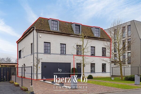 photo 1 Uitzonderlijke Duplex met zicht op kanaal, garage, carport en ruime (wijn)kelder!